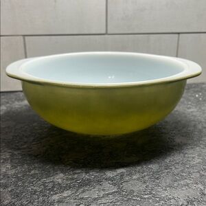 Vintage green Pyrex #024 mixing bowl with handles.  No chips or cracks. 2qt